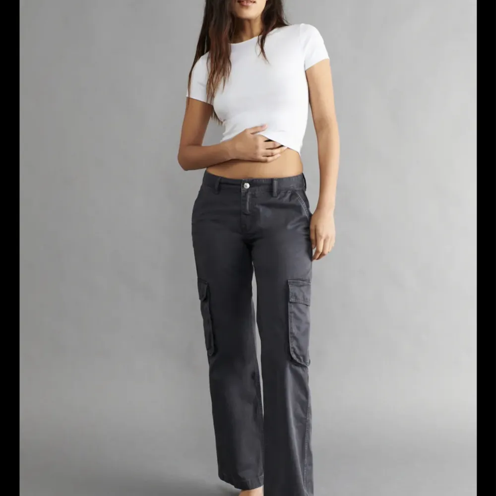 Gråa low waist cargo pants, storlek 38, från Gina Tricot. Säljer dom för att dom tyvärr blivit för små.. Jeans & Byxor.