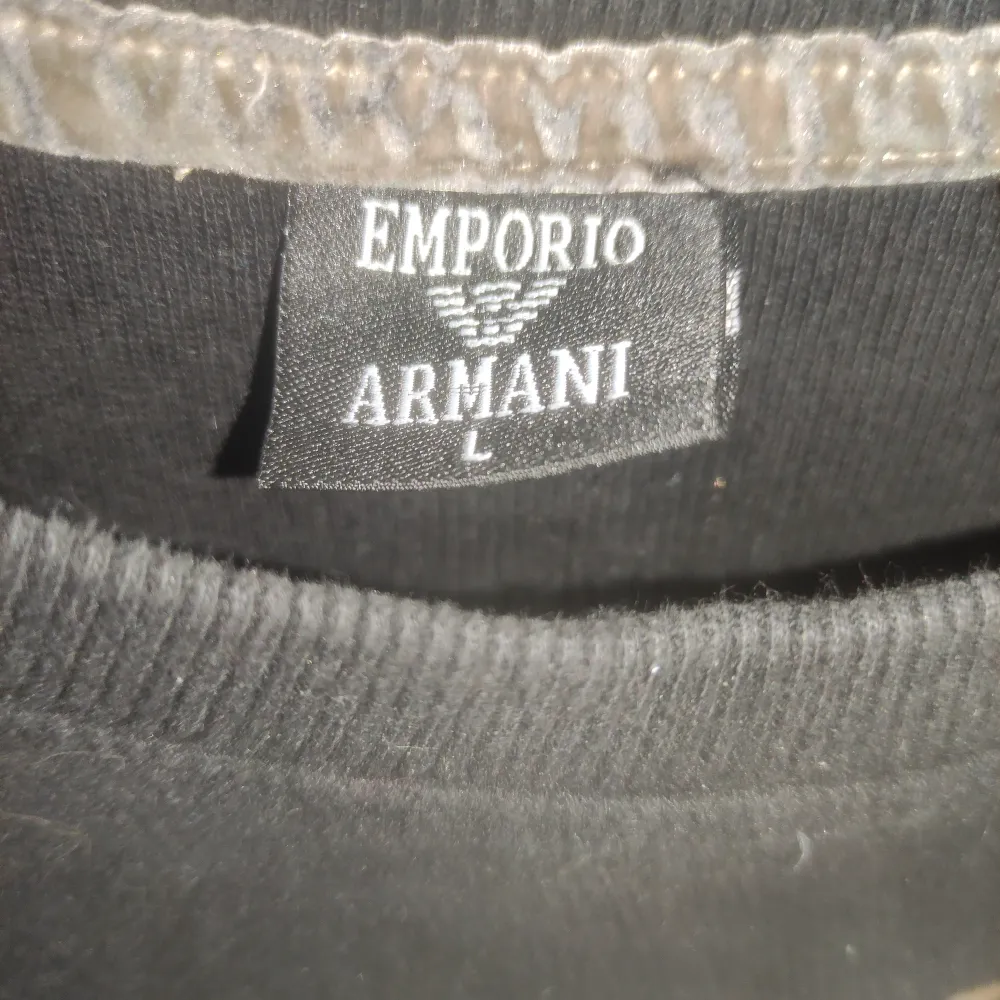 Sweatshirt av märket Emporio Armani i reaggaefärger. Storlek L. Jättefint skick. Hoodies.