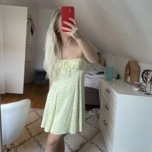 Gul sommarklänning  - Säljer denna superfina sommarklänning ifrån Zara som tyvärr aldrig kommit till användning och är därmed i nyskick. 