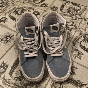 Vans sneakers - Använda några gånger, jätte bra skick , om man byter skosnören så ser dom nya ut 