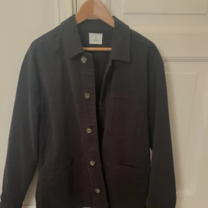 Bläck overshirt - Otroligt snygg overshirt, lite tjockare i material. Använd en enda gång så i nästan nytt skick. Storlek XL, bara skriva vid funderingar!
