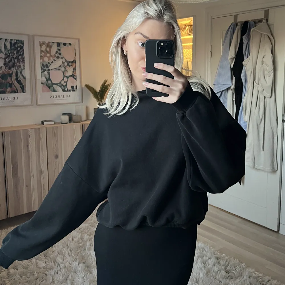 Den perfekta svarta sweatshirten från Nelly.com🖤 nypris - 350kr. Tröjor & Koftor.