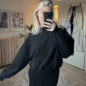 Den perfekta svarta sweatshirten från Nelly.com🖤 nypris - 350kr