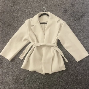 Kappa - Beige kappa från missäy i storlek som passar xs-m beroende på hur man vill att den sak sitta. Skriv för fler bilder/frågor!💗