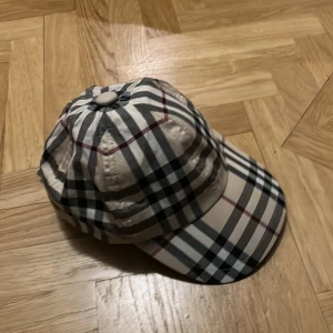 Äkta Burberry keps - Säljer min äkta Burberry keps som knappt är använd. Köparen står för frakten.