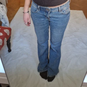 Blå bootcut hm - Intressekoll på mina jeans som är helt slutsålda från hm 💞