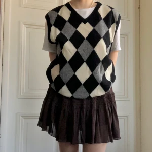 trendig vintage rutig svartvit väst - superfin svart stickad argyle väst med vita och gråa rutor!  skick: gott storlek: står XXL men skulle säga att den passar som L  modell: s/m 169cm