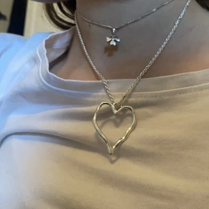 Egengjordt halsband med ett hjärta  - Superfint Egengjordt halsband med ett lite större hjärta i silver❤️detta kostar 99kr❤️