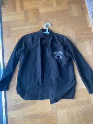 Fet skjorta - Jätte snygg skjorta med dragonprint. Använd 2 gånger och är i toppenskick!