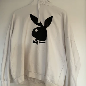 Hoddie med playboy logga - En vit hoddie med playboy loggan Strl Xs