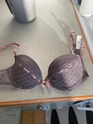 Bh - Jättefin BH. Storlek 85B men liten i storleken. 