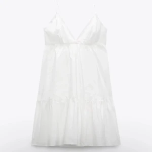 populär zara klänning - fin populär klänning från zara, liten lagning (bild 2) men som inte syns på håll❤️ annars fick skick och använd 2 gånger, säljer då den är för liten. priset kan diskuteras!! 