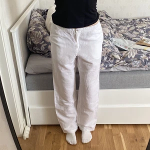 Linnebyxor - Lågmidjade linnebyxor köpta secondhand, resor i midjan så justerbara (skriv för bild)💕