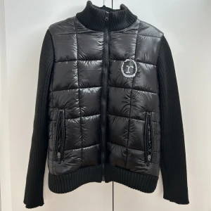 Reckless scholars cardigan - Säljer min Reckless cardigan puffer Storlek S (passar XS) 9.5/10 skick använd en gång Perfekt jacka för våren! Slutsåld på reckless hemsida Påse medföljer    