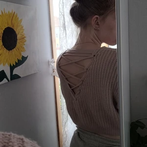 Stickad tröja - En knappt använd fin stickad tröja med öppen rygg