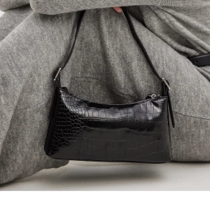 Svart väska  - Svart väska från Nakd - 100kr, köparen står frakt 