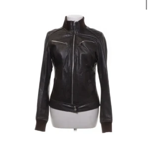 Läderjacka - Supersnygg jacka i läder! Köpte på sellpy men var tyvärr lite för lite för kort på mig som är 182😩 väldigt fint skick och strl M! Priset kan diskuteras vid snabb och smidig affär👏