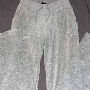 Juicy/byta - Hej! Jag skulle gärna vilja byta mina juicy mot en ljusrosa eller nån annan färj. Går o att köpa. Jag har lessnat på färj, bra kvalle, original byxa dock tappat järn sakerna på snören men om nån vill byta så kan ni bara ta av dom från era byxor och behåll