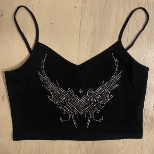 Svart linne med silverdiamenter  - Linnet är knappt använt och är i bra skick. 