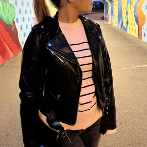 Skinnjacka  - Säljer denna skinnjacka från zara i storlek S, i skick som helt ny. Använd några gånger utan defekter💕pris kan diskuteras!