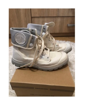 Palladium sneakers - Vita fräscha palladium sneakers som har en randig insida. Riktigt bra skick. Fräscha o snygga till vår/sommar.