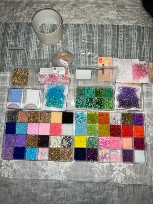 Armband ringar halsband i pärla - Jag säljer armband och ringar med blommor på! Kolla profilen för förslag! Kan öven göra halsband om man vill. 🤍 här är alla färger jag har på pärlor 🖼️ Armband - 100kr! Ringar - 50kr!🧚🏼