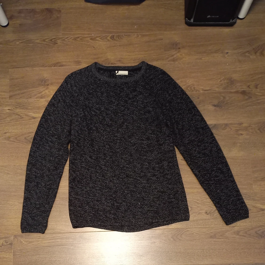 Stickad svart tröja