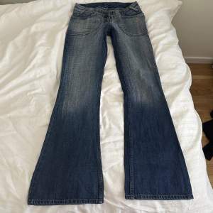 Lågmidjade vintage bootcut jeans i toppskick 🤘midjas 80cm o innerben: 81cm, Jae 163 💕