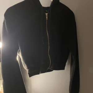 Kofta från h&m - Svart kort kofta från h&m i storlek xs. Säljer för 50kr❣️