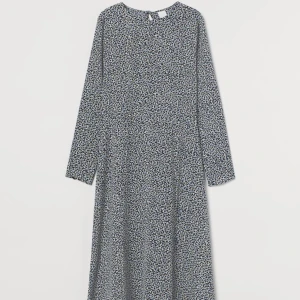 Klänning  - Blå klänning med knytning i ryggen och slits på sidan. I storlek 42 men skulle säga att den passa en 40. 