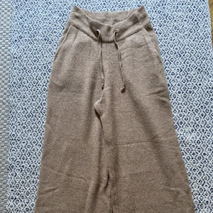 Mjukisbyxor  - Mjukisbyxor i stickat material Storlek XS men skulle säga att dom är lite större i storleken  Aldrig använt  Köptes på Kappahl  Färg: beige/brun 