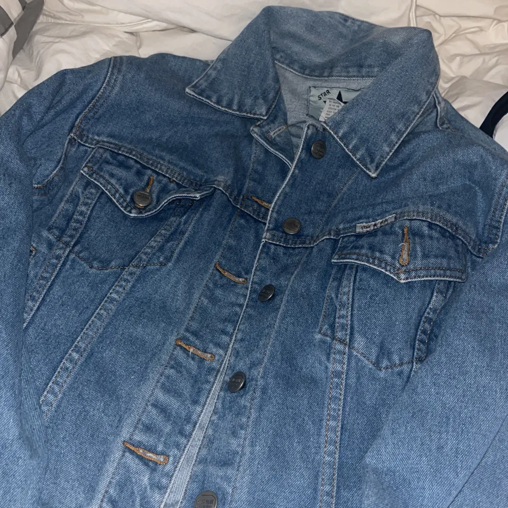 en jätte fin star blue jacka i jeans matrial💓, med små gullig fickor på båda sidorna. Säljer för jag änvänder inte längre. Den kostade 3500.. Jackor.