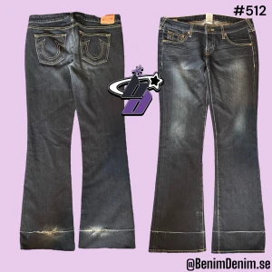 True Religion 512 - trueys i modellen XXX, tag 34W😈ytterben 108cm😈innerben 86cm😈midja rakt över 44cm 😈benöppning 26cm rakt över😈flaws, De har tidigare vart uppsydda och har därför ett vitt märke över benen, och har blivit reparerade på detta sträck💜🖤