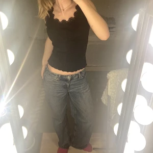 Weekday jeans - Jag säljer mina baggy låga weekday jeans i modellen ample low loose jeans! De är storlek W27L34 och de sitter bra på mig som är ungefär 173cm lång🌟