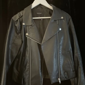 skinjacka - Säljer denna jacka på grund av att jag köpt en ny som jag använder mer. Perfekt till sommaren❤️