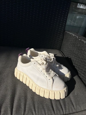 Eytys - Säljer dessa Eytys i storlek 38 som tyvärr har blivit för små. De är nästan oanvända. Säljer för 700kr