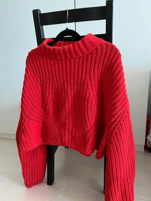 Stickad från H&M  - Kort stickad från H&M i en fin röd färg. Storlek 42.