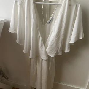 Byxdress, playsuit - En playsuit från Gina tricot, superfin och knappt använd 🤍