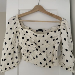 Croptop - Prickig croptop från zara med ballonarmar och smock i ryggen för mera stech.  Köparen betalar frakten 