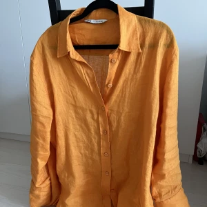 Orange linneskjorta från Zara - Orange linneskjorta från Zara. Storlek M. Endast använd en gång innan. 