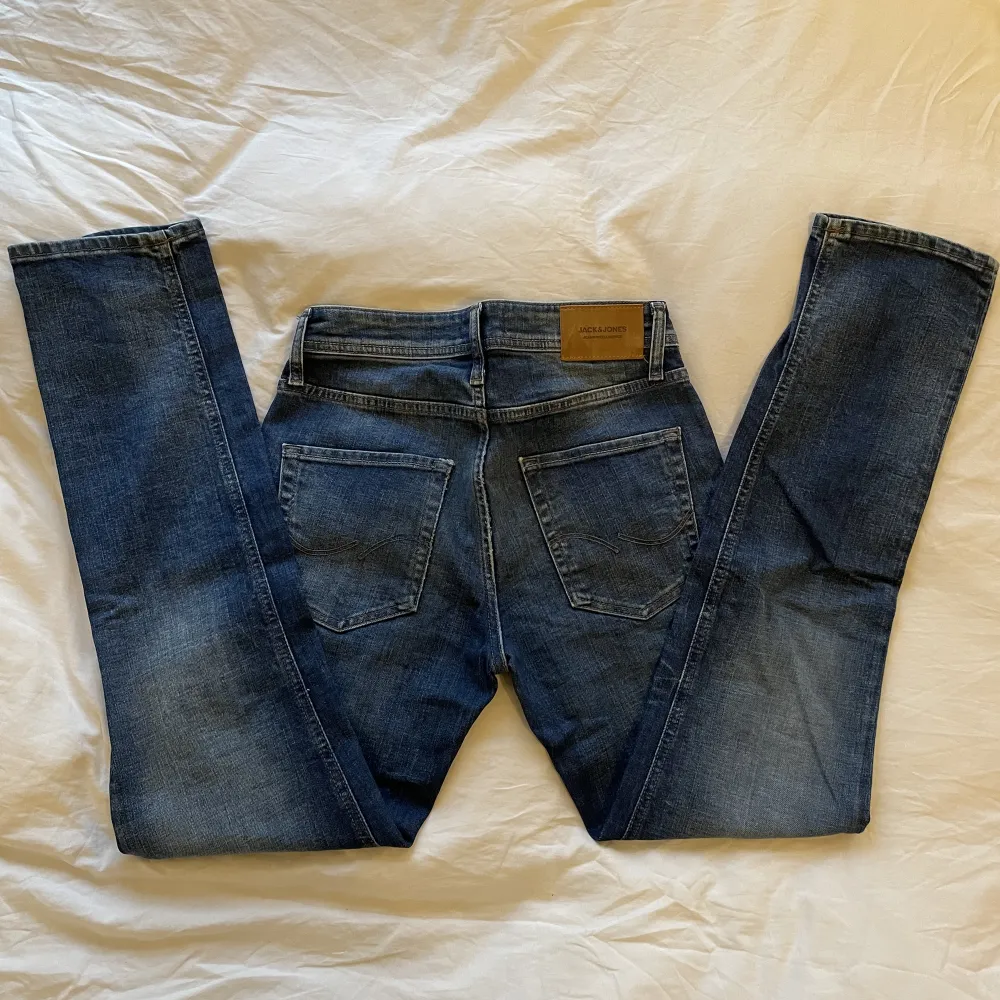 Säljer mina Jack and Jones jeans då dom är för små för mig. Jätte fint skick 9/10. Storlek 29/32. Skriv vid funderingar!! . Jeans & Byxor.