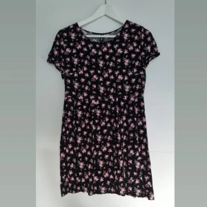 Söt blommig klänning  - Väldigt söt blommig klänning, väldigt kort!!  Tidigare köpt på secondhand. Är omsydd i ärmarna en gång i tiden men inget som stör när man har den på sig.