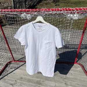 T-shirt - Oanvänd t-shirt Storlek M