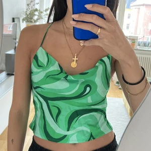 Zara topp - Topp som var den virala Zara klänningen! Jag tvätta den och den krympte i tvätten så jag tog den till sömmerska och gjorde om den till en topp. Passar XS/S