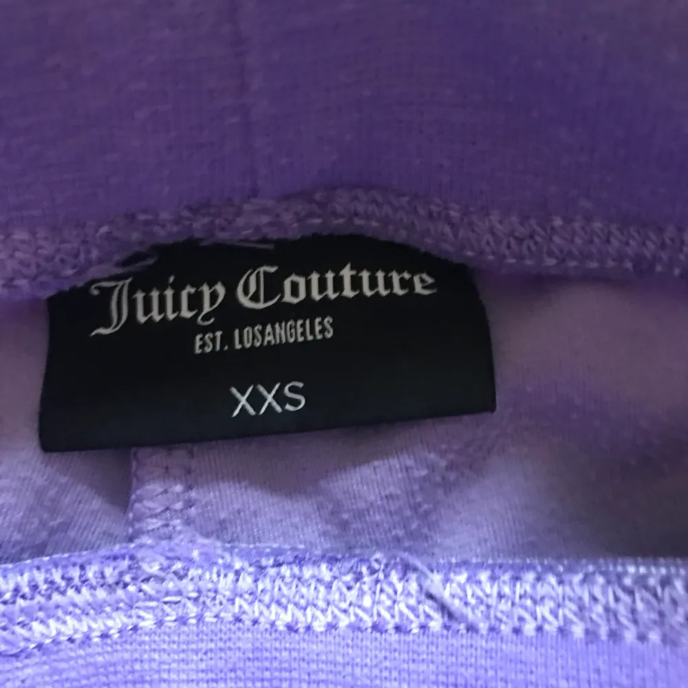 Säljer nu mina lila Juicy byxor i strl XXS, använda ca 10 ggr men det syns inte, ser ut som nya. Pris går att diskutera.. Jeans & Byxor.
