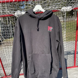 Svart hoodie - H&M hoodie svart Knappt använd Storlek M