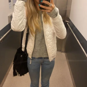Vår jacka - Säljer denna fina jacka perfekt till våren,inga defekter