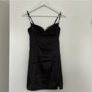 Svart klänning  - Svart klänning från NAKD aldrig använd bara testad 