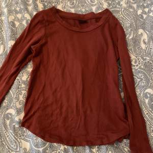 Säljer den här röda långärmade tröjan. Skriv vid frågor eller intresse! 💋