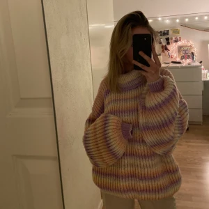 Stickad tröja  - Suuuuper super fin stickad tröja som min mormor har stickat men tyvärr inte riktigt min stil och därför aldrig använd🌸 super skön och fin att slänga över en klänning till en sommarkväll t.ex💗 hör gärna av er om ni vill ha fler bilder eller annan info🥰